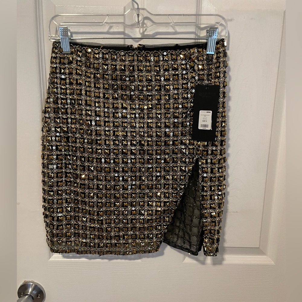 Beautiful Black & Gold Mini Skirt (Kourt Embellished from Fashion Nova) - Sz S